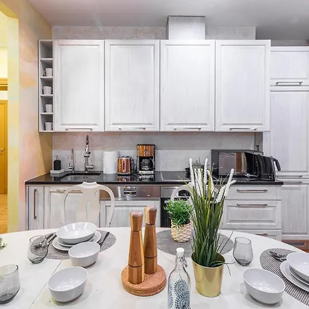 Luxury In The Old Town Apartment *